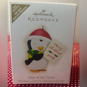 Hallmark 2009 Exclusive VIP Gift Sign Of The Times Penguin xmas Ornament NIB